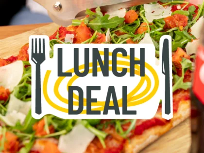 Im Hintergrund befinden sich verschiedene Gerichte wie Pasta oder Salat. In der Mitte steht "Lunch Deal".