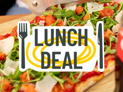 Im Hintergrund befinden sich verschiedene Gerichte wie Pasta oder Salat. In der Mitte steht "Lunch Deal". 