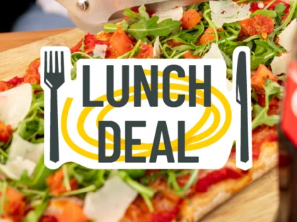 Im Hintergrund befinden sich verschiedene Gerichte wie Pasta oder Salat. In der Mitte steht "Lunch Deal". 
