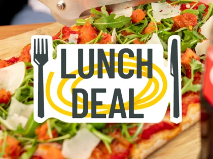 Im Hintergrund befinden sich verschiedene Gerichte wie Pasta oder Salat. In der Mitte steht "Lunch Deal".