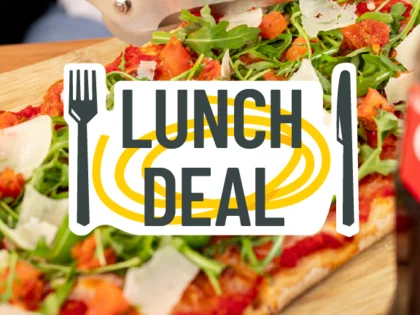 Im Hintergrund befinden sich verschiedene Gerichte wie Pasta oder Salat. In der Mitte steht "Lunch Deal".