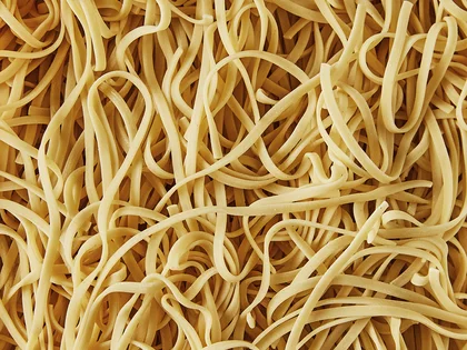 Frische Linguine in der Draufsicht.